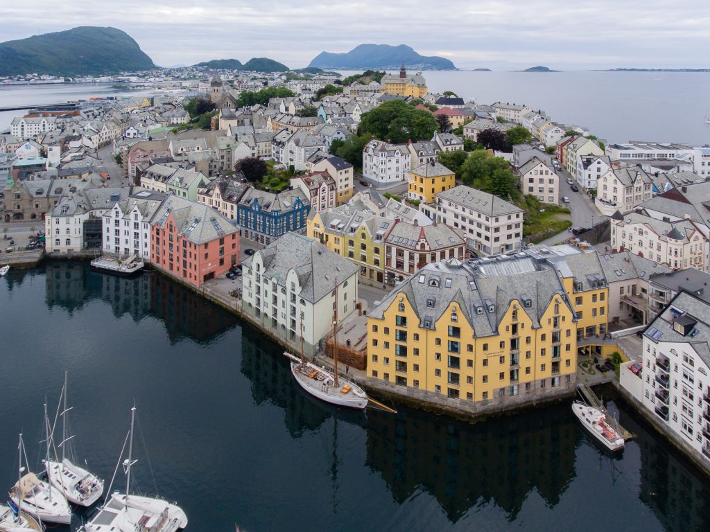 Day 2: Iconic Architecture and Fantastic Fjords